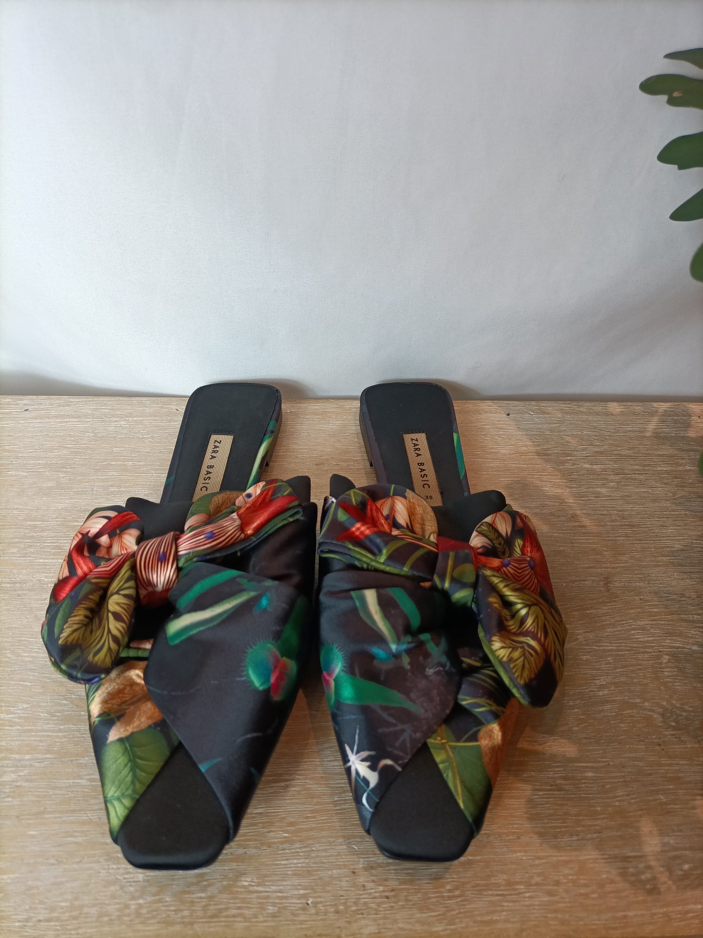 ZARA. Mules negro flores T.38