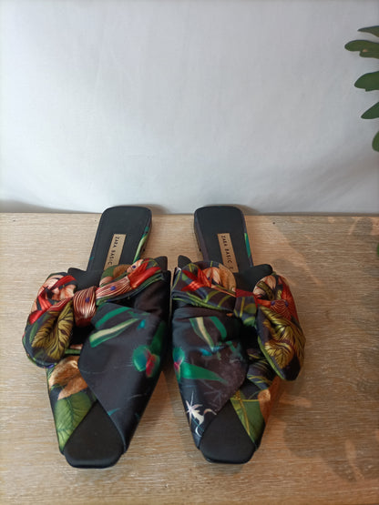 ZARA. Mules negro flores T.38