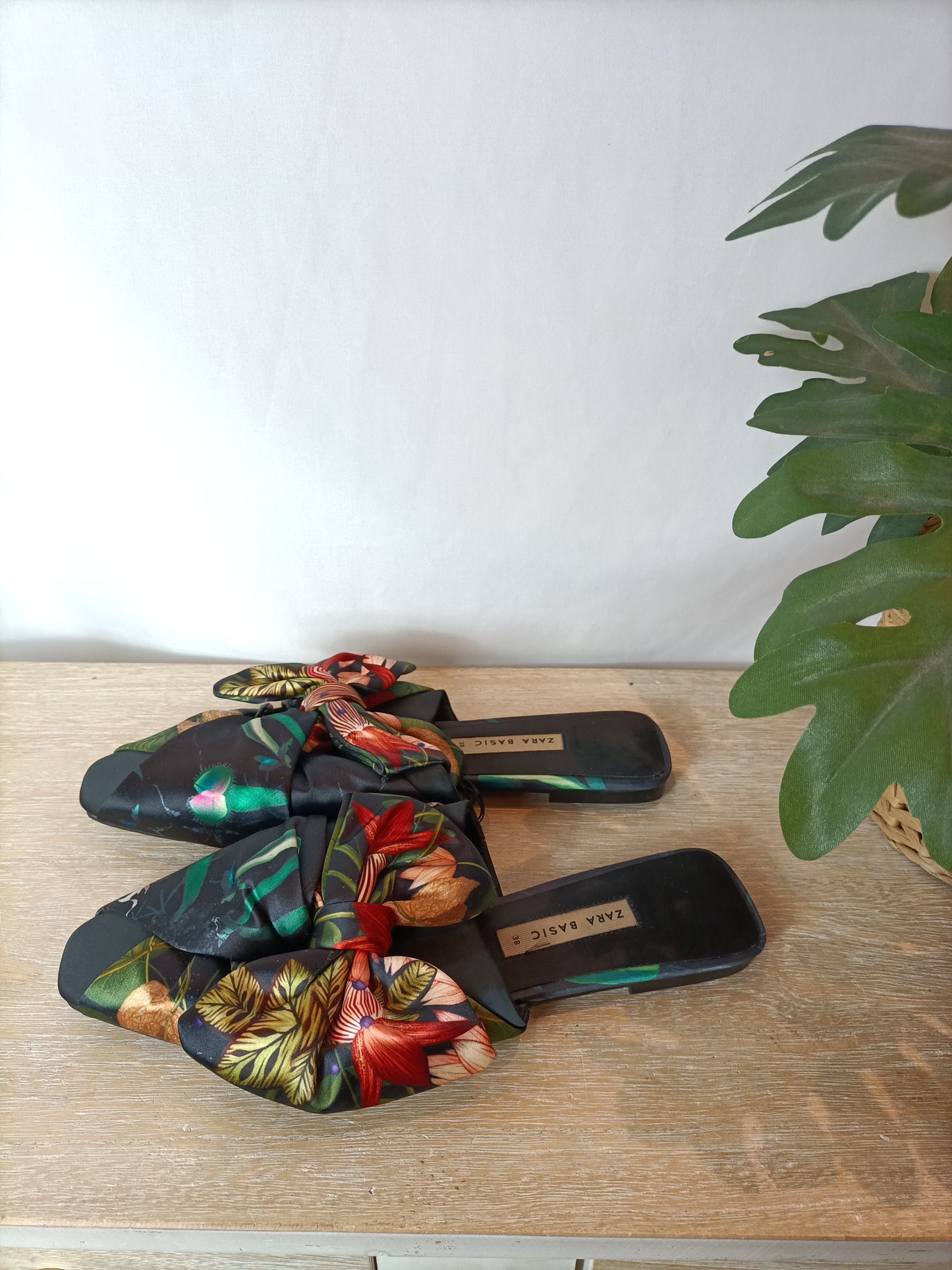 ZARA. Mules negro flores T.38
