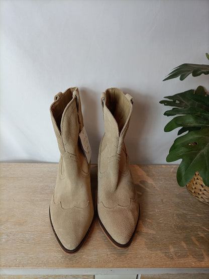 STRADIVARIUS. Botines beige cawboy T.38