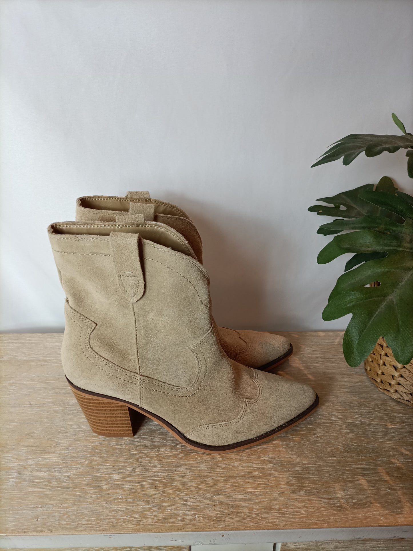 STRADIVARIUS. Botines beige cawboy T.38