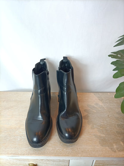 OTHERS. Black ankle boots with zippers. Size 38