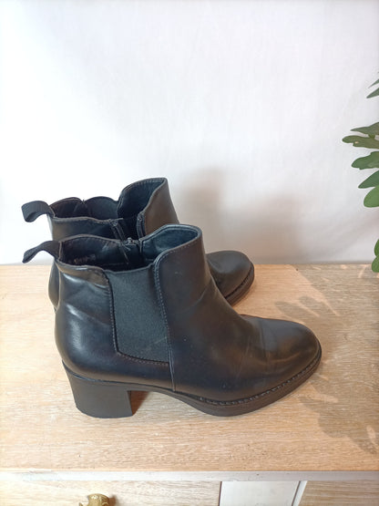 OTHERS. Black ankle boots with zippers. Size 38