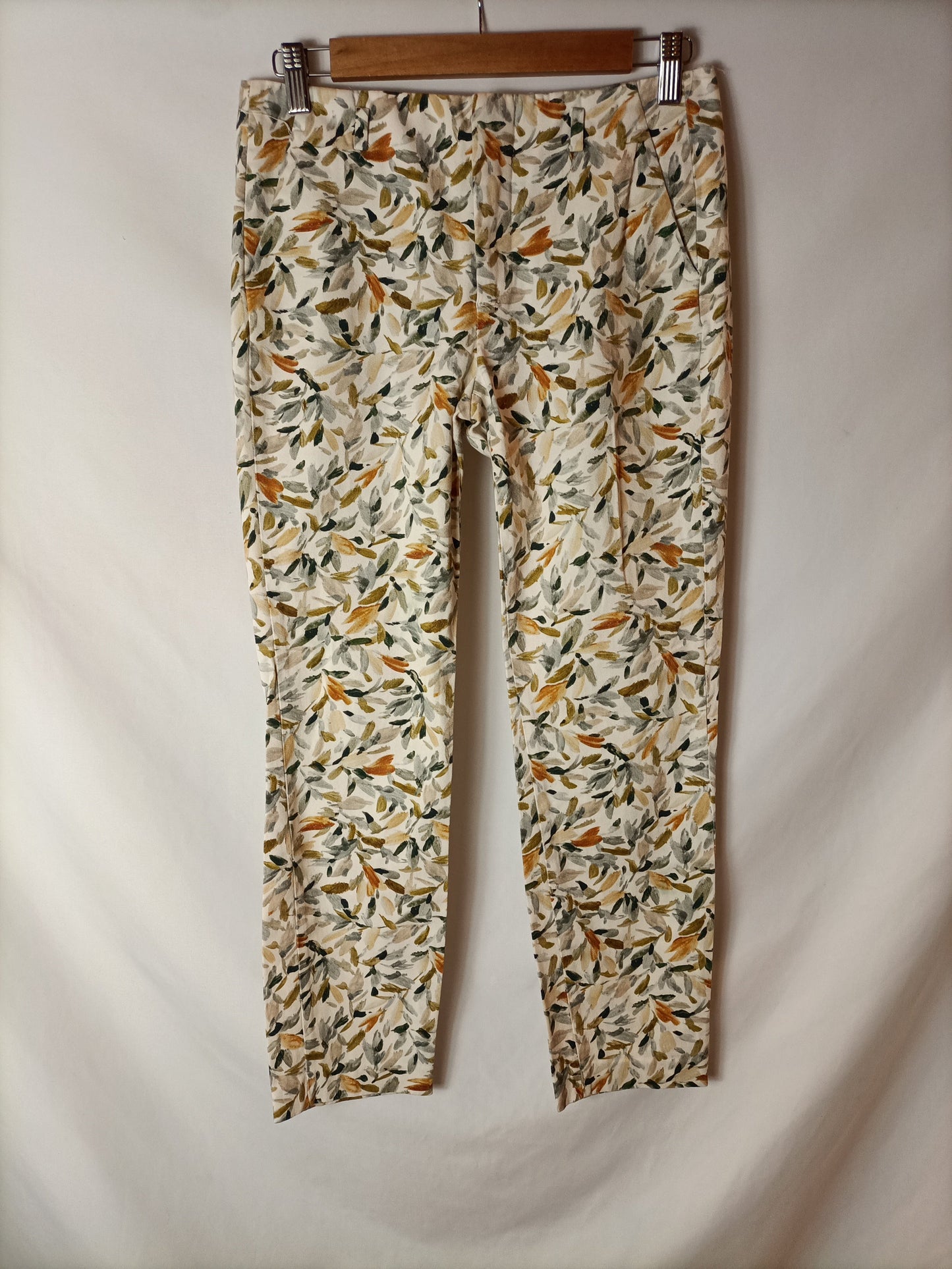 ZARA. Pantalones estampados hojas. T.36