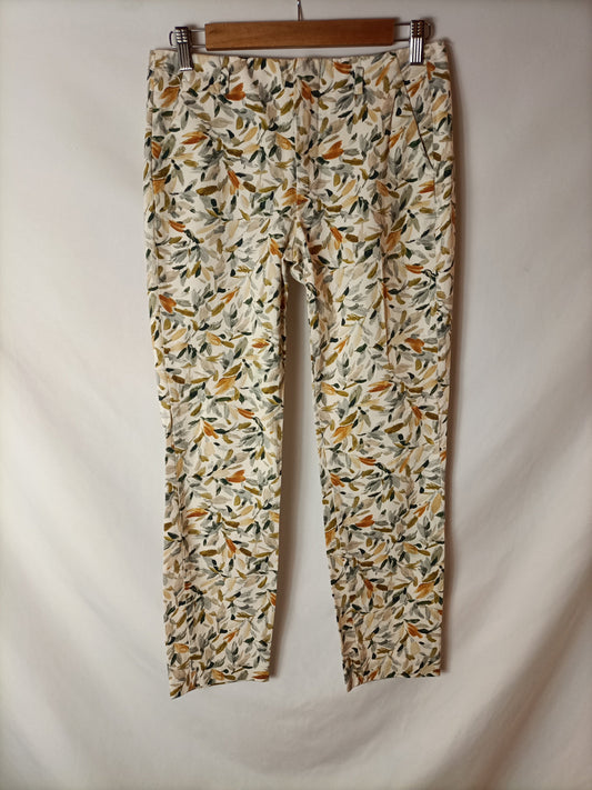 ZARA. Pantalones estampados hojas. T.36
