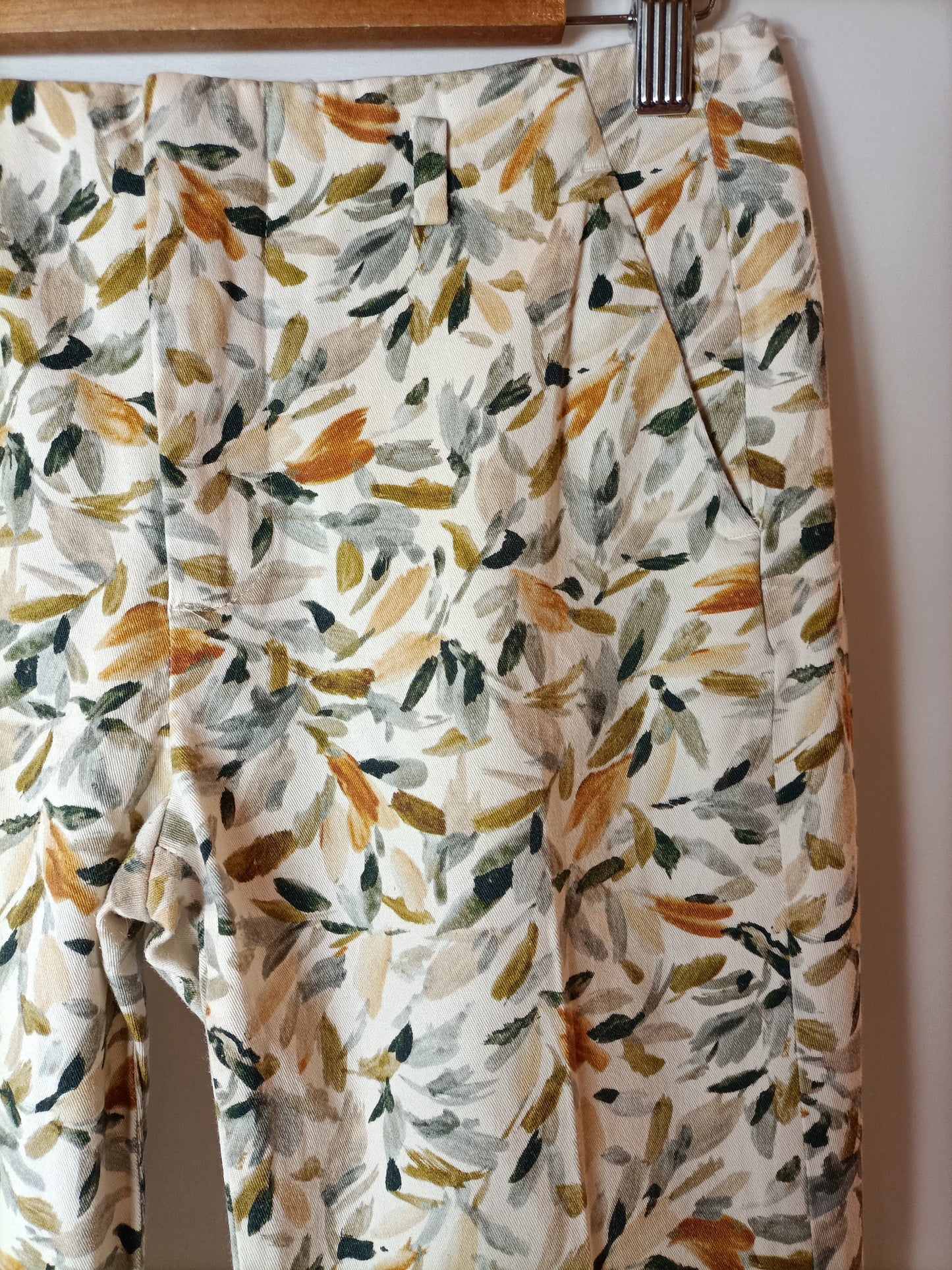 ZARA. Pantalones estampados hojas. T.36