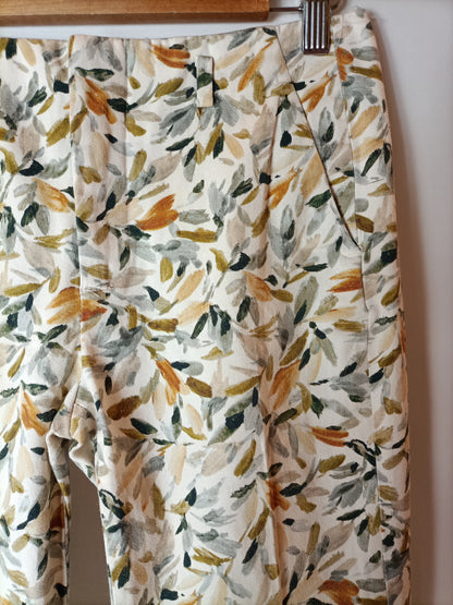 ZARA. Pantalones estampados hojas. T.36