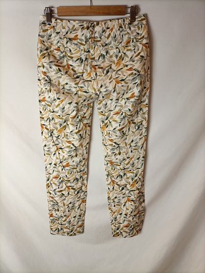 ZARA. Pantalones estampados hojas. T.36