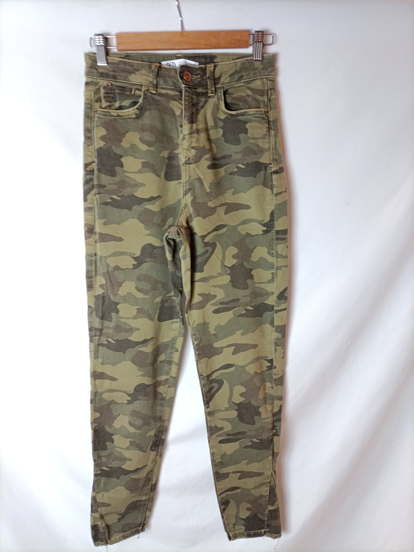 ZARA. Denim pitillo camuflaje. T. 36