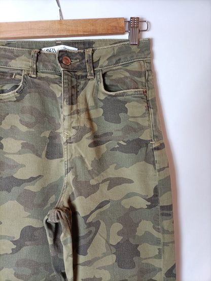 ZARA. Denim pitillo camuflaje. T. 36