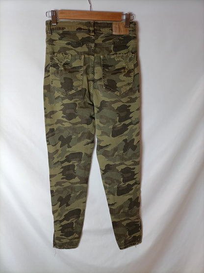 ZARA. Denim pitillo camuflaje. T. 36