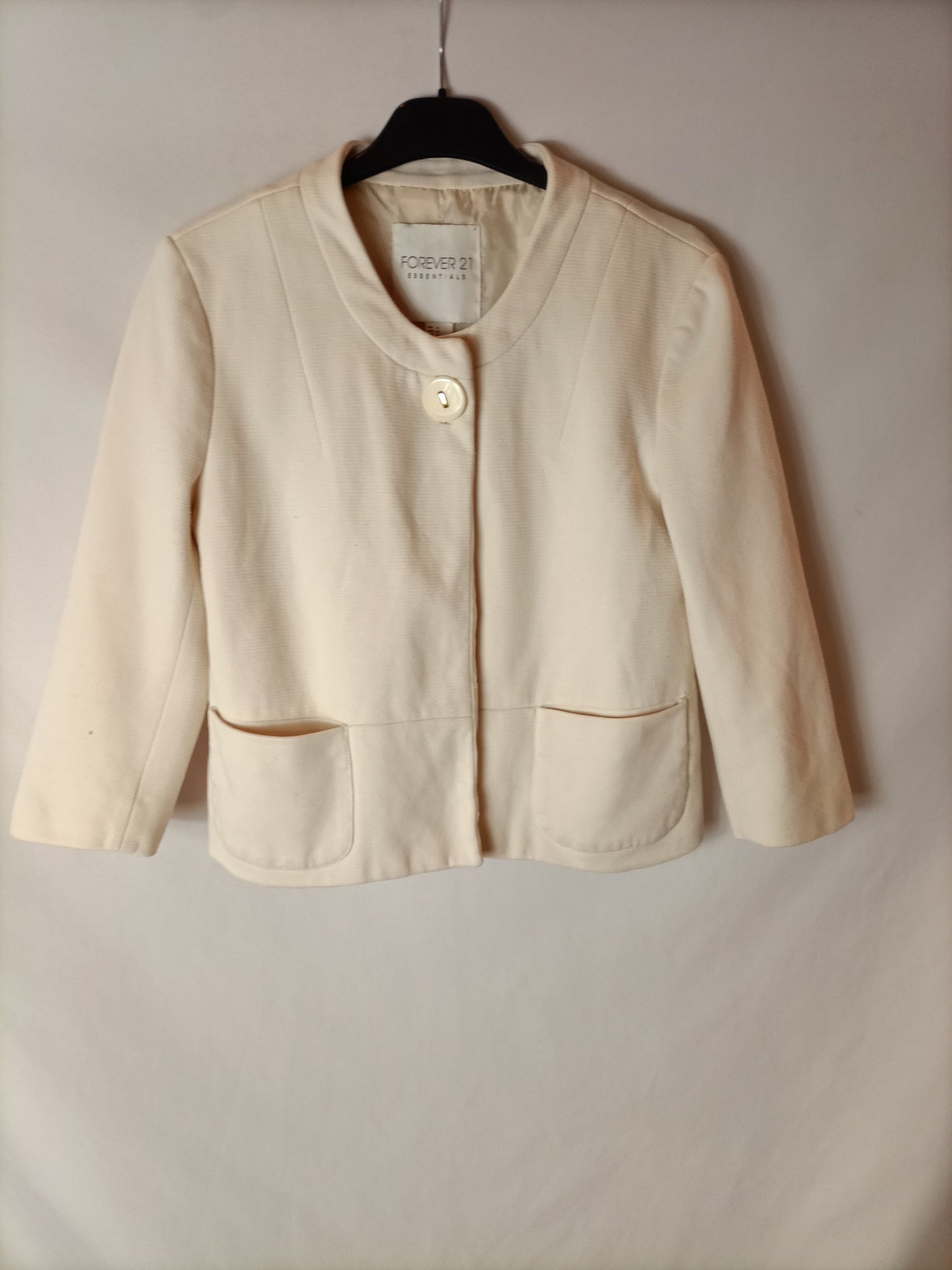 FOREVER 21. Light beige cropped jacket. TS