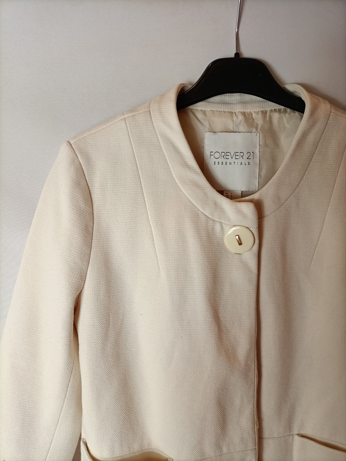 FOREVER 21. Light beige cropped jacket. TS