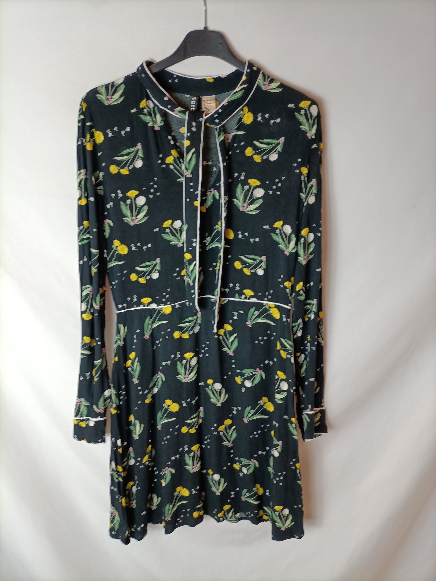 H&M. Vestido negro estampado lazada. T 38