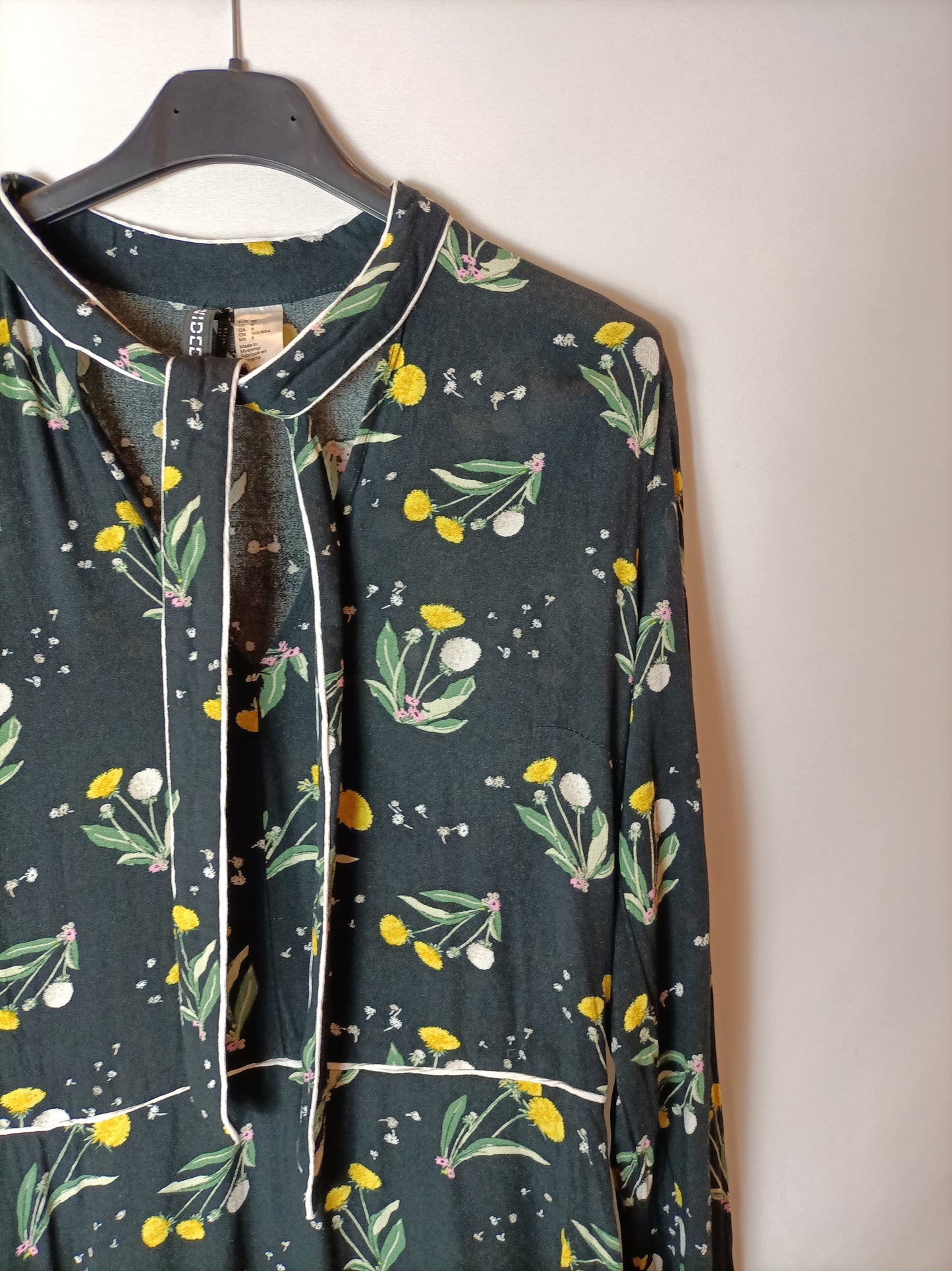 H&M. Vestido negro estampado lazada. T 38