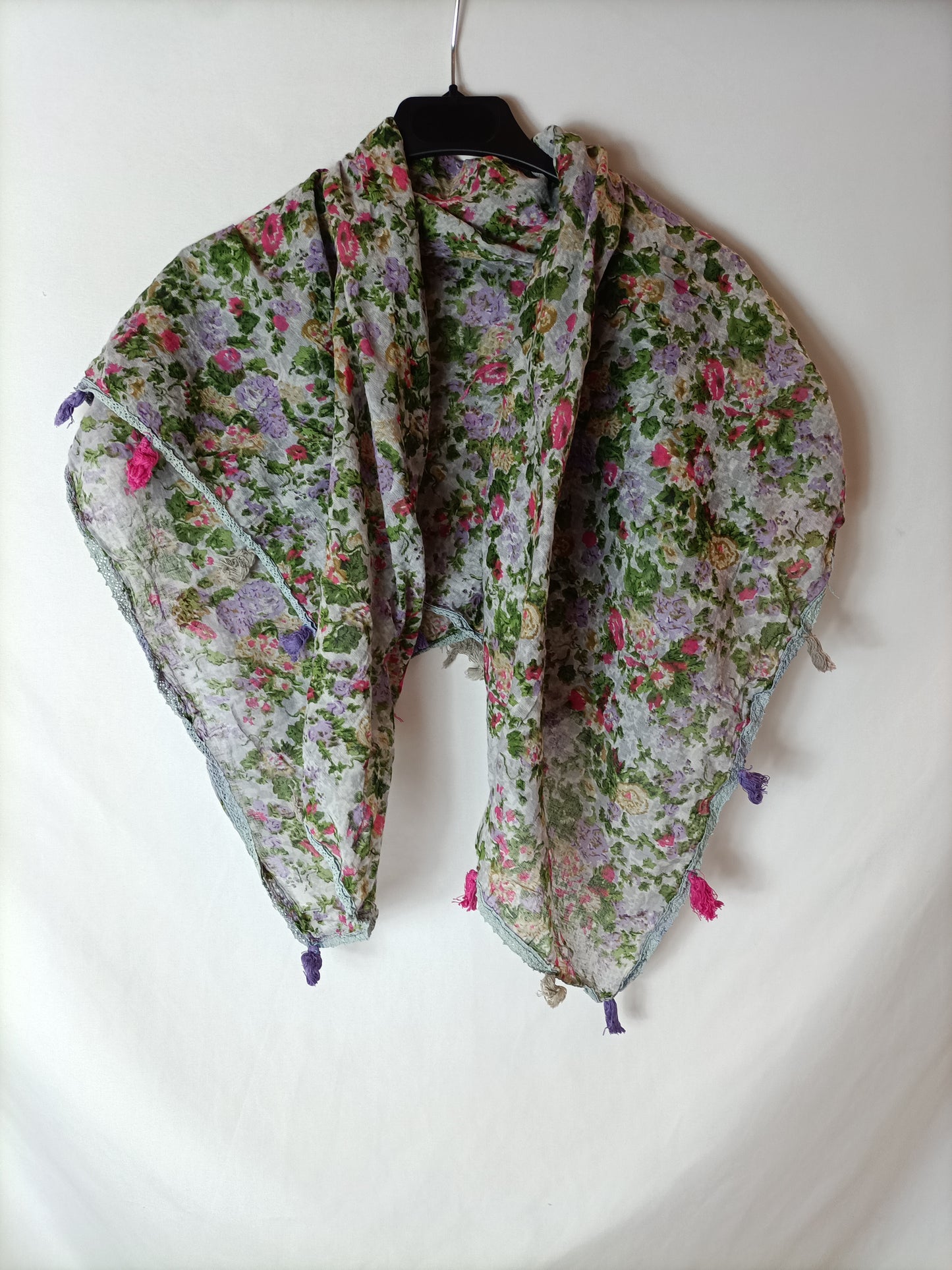 DAY A DAY. Pañuelo borlas estampado.