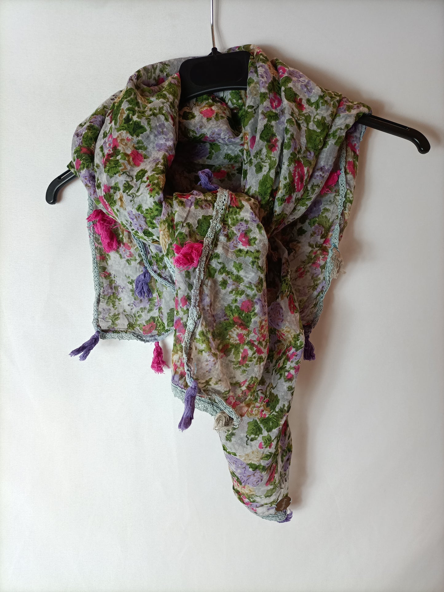 DAY A DAY. Pañuelo borlas estampado.