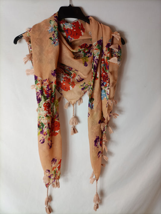 OTHERS. Pink scarf with flowers and tassels.