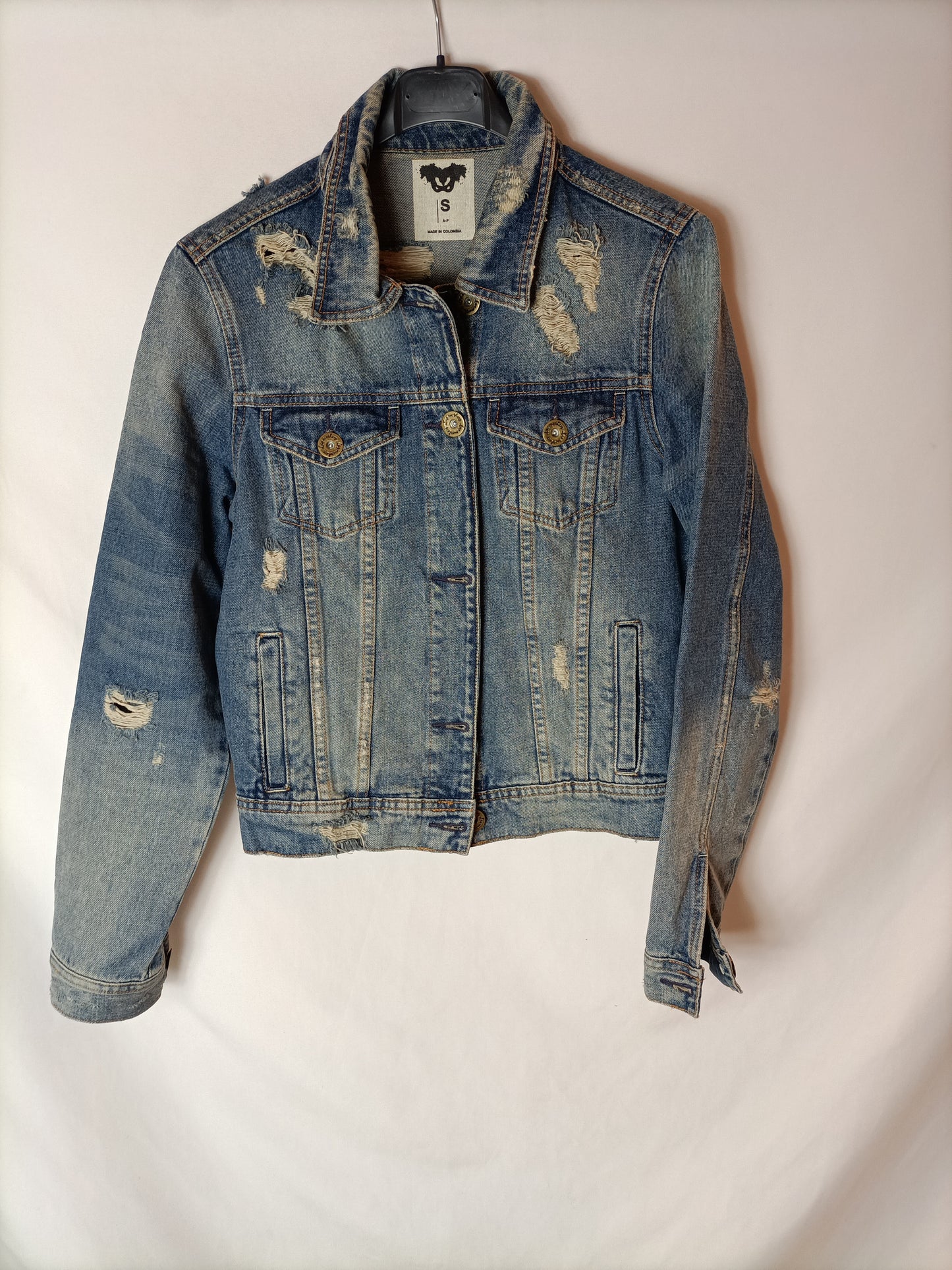 OTRAS. Cazadora vaquera letras T.s