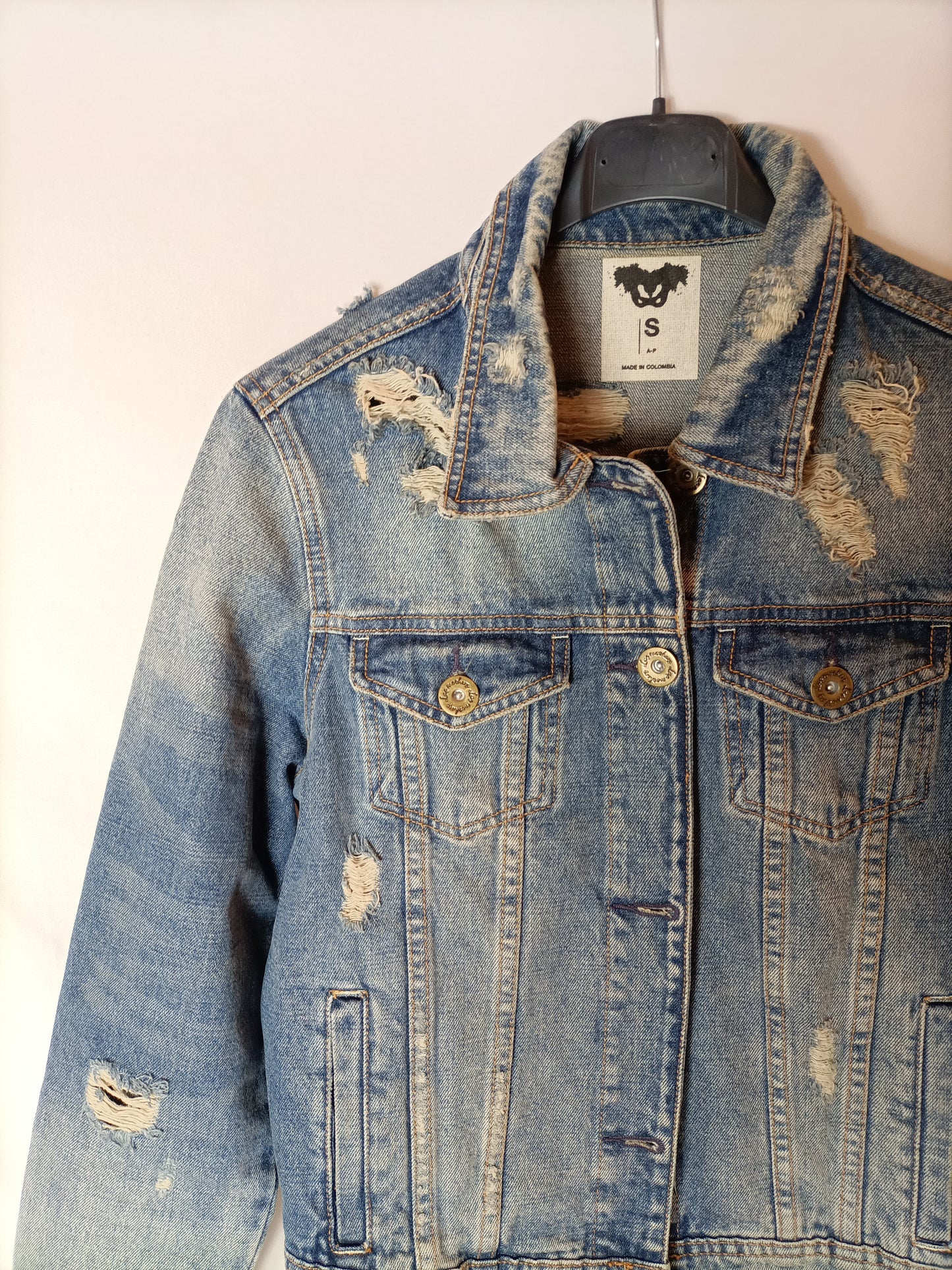 OTRAS. Cazadora vaquera letras T.s