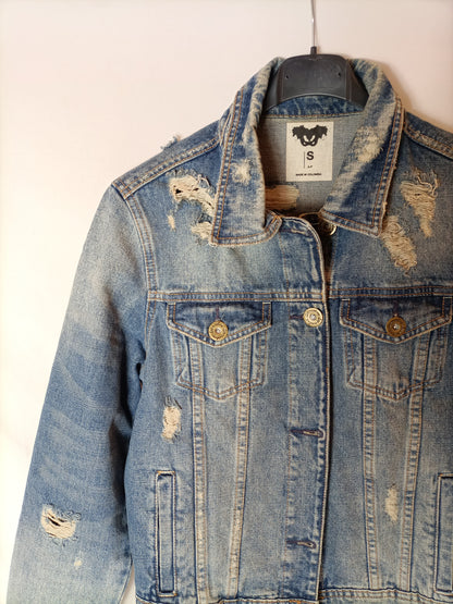 OTRAS. Cazadora vaquera letras T.s