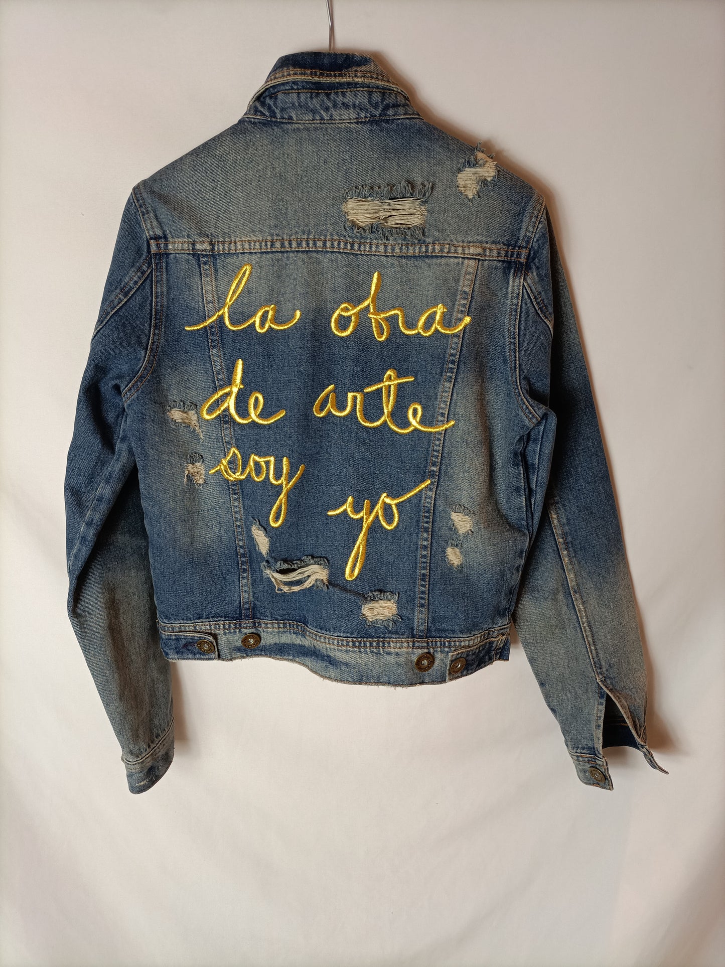 OTRAS. Cazadora vaquera letras T.s