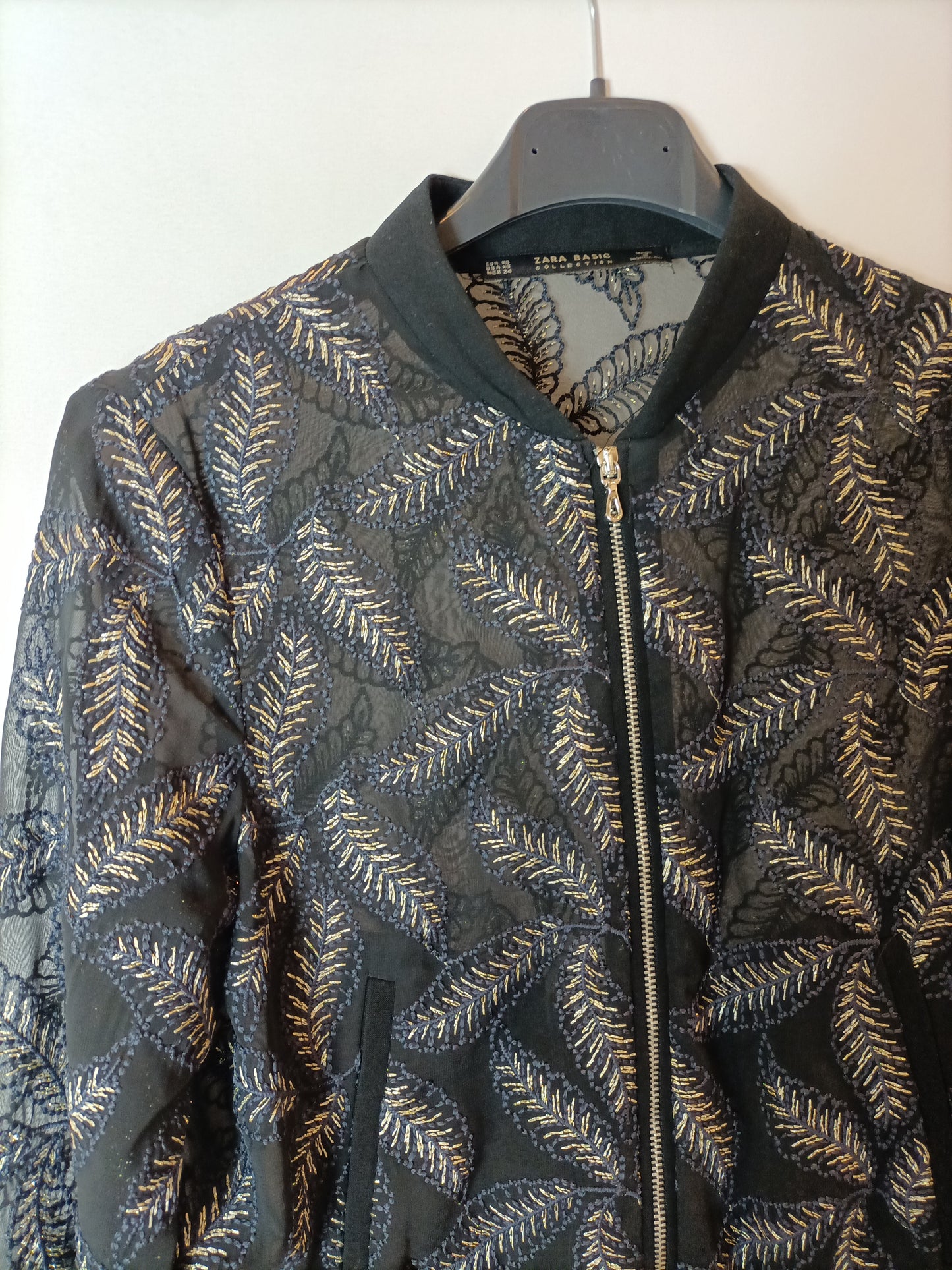 ZARA. Bomber negra bordada T.xs