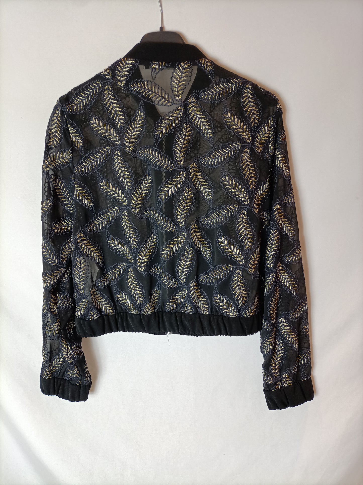 ZARA. Bomber negra bordada T.xs