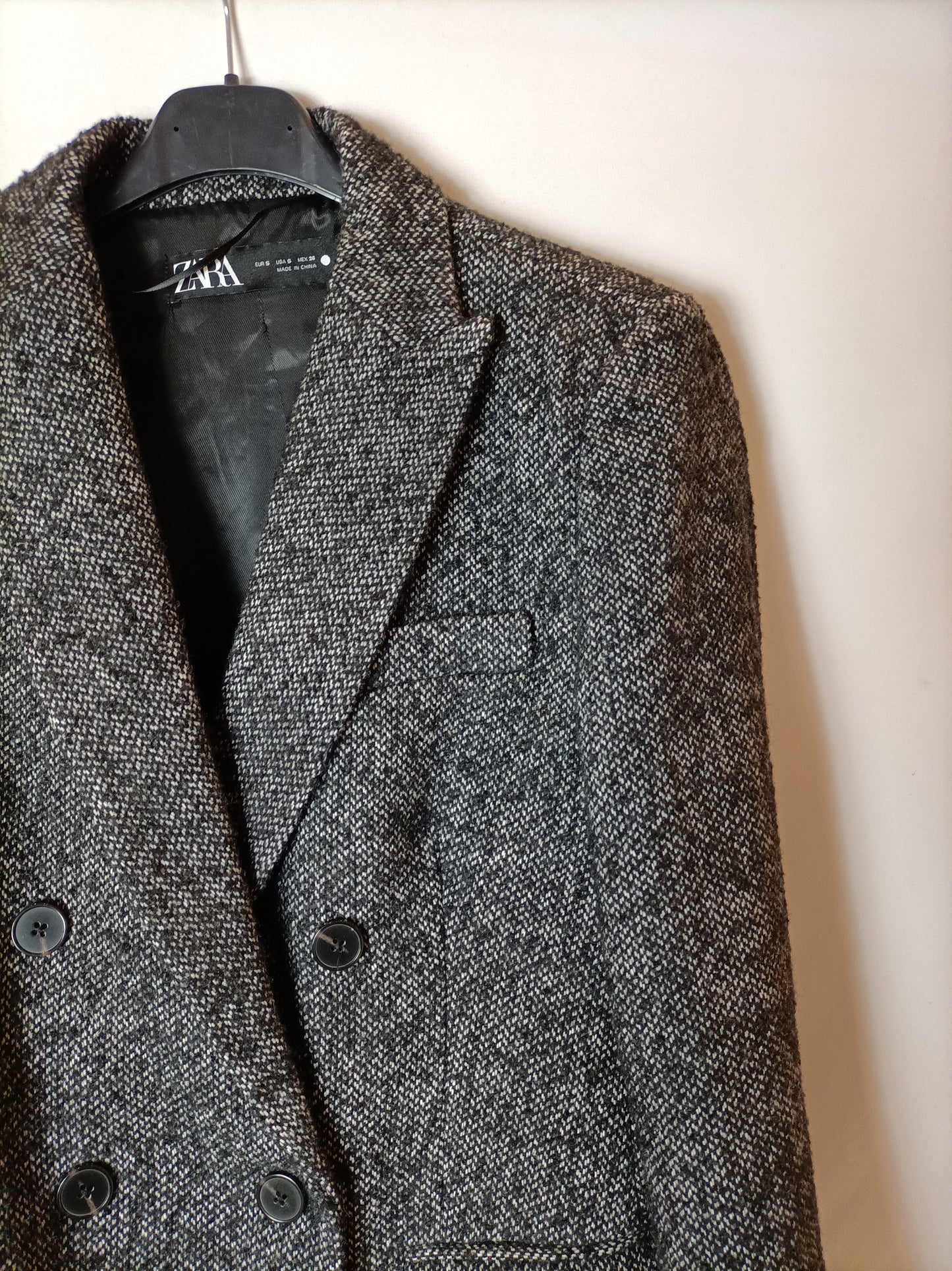 ZARA. Abrigo negro jaspeado T.s