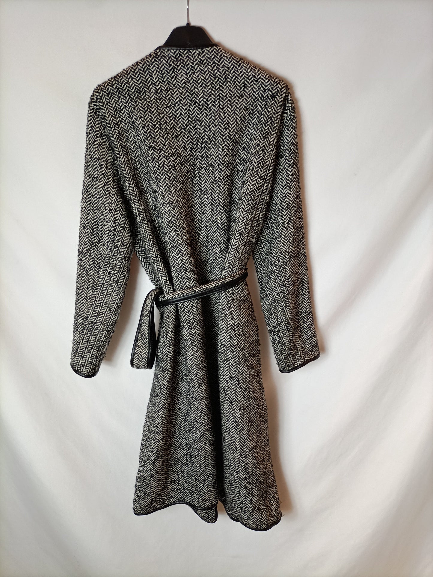 SHOPYLINE. Abrigo espiga blanco y negro T M/L