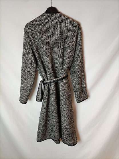 SHOPYLINE. Abrigo espiga blanco y negro T M/L
