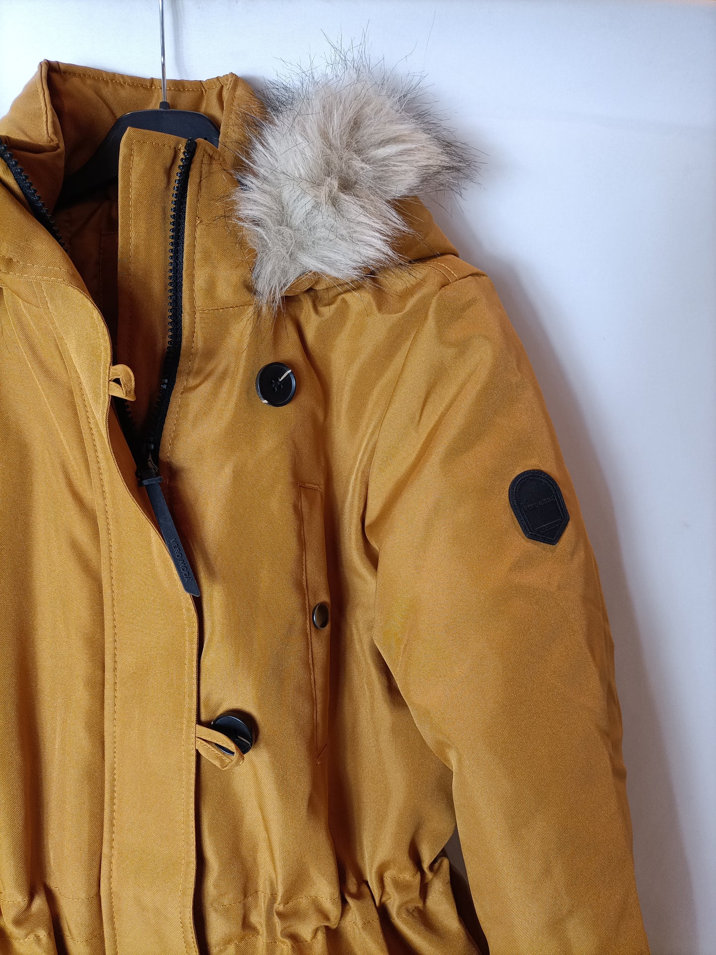 VERO MODA. Parka mostaza capucha T.s