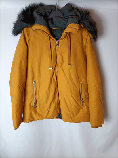 ZARA. Parka amarilla acolchada T.s