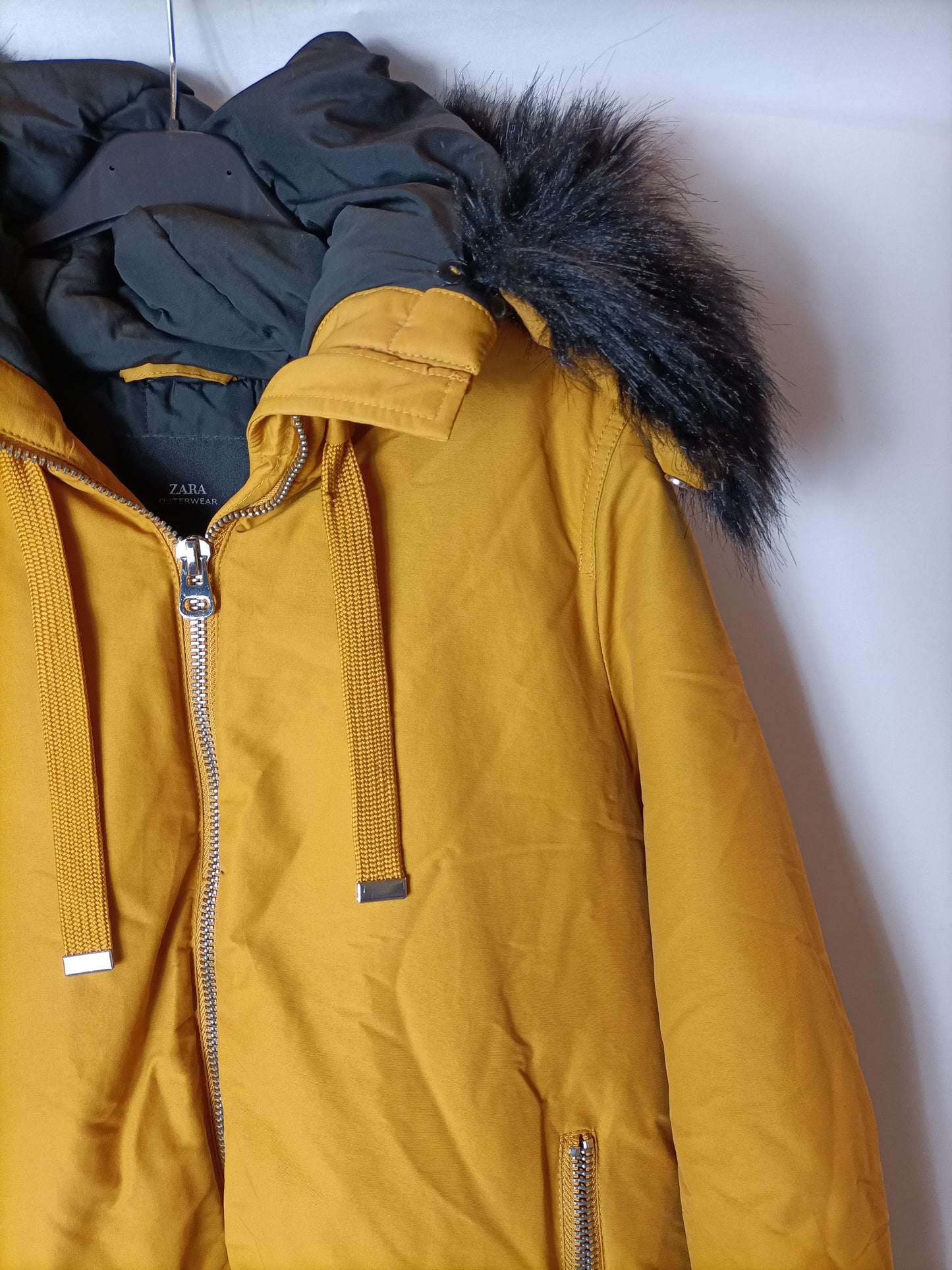ZARA. Parka amarilla acolchada T.s