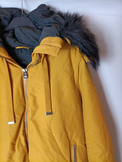 ZARA. Parka amarilla acolchada T.s