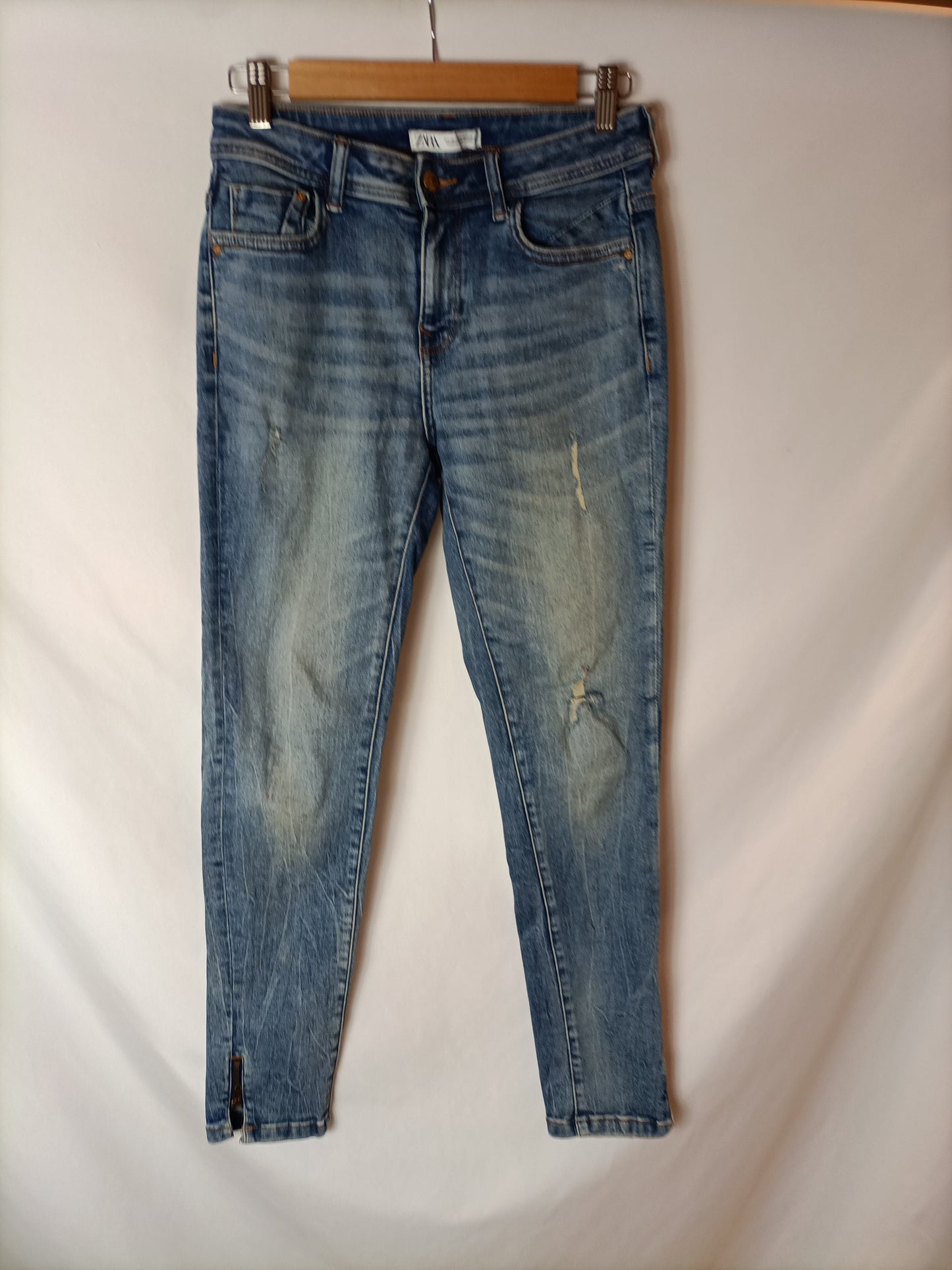 ZARA. Pantalón efecto desgastado  T.38