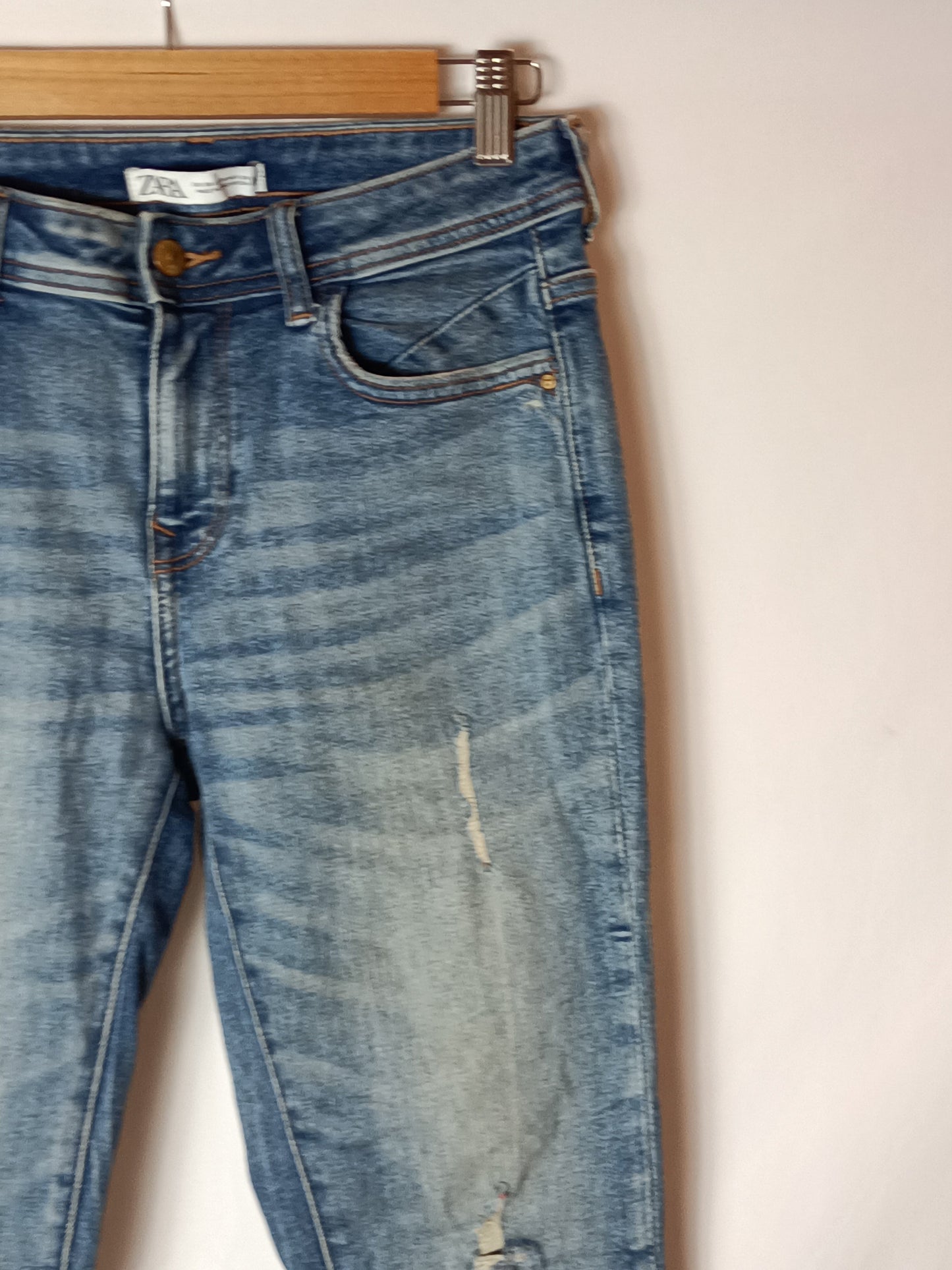 ZARA. Pantalón efecto desgastado  T.38