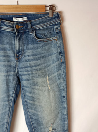 ZARA. Pantalón efecto desgastado  T.38