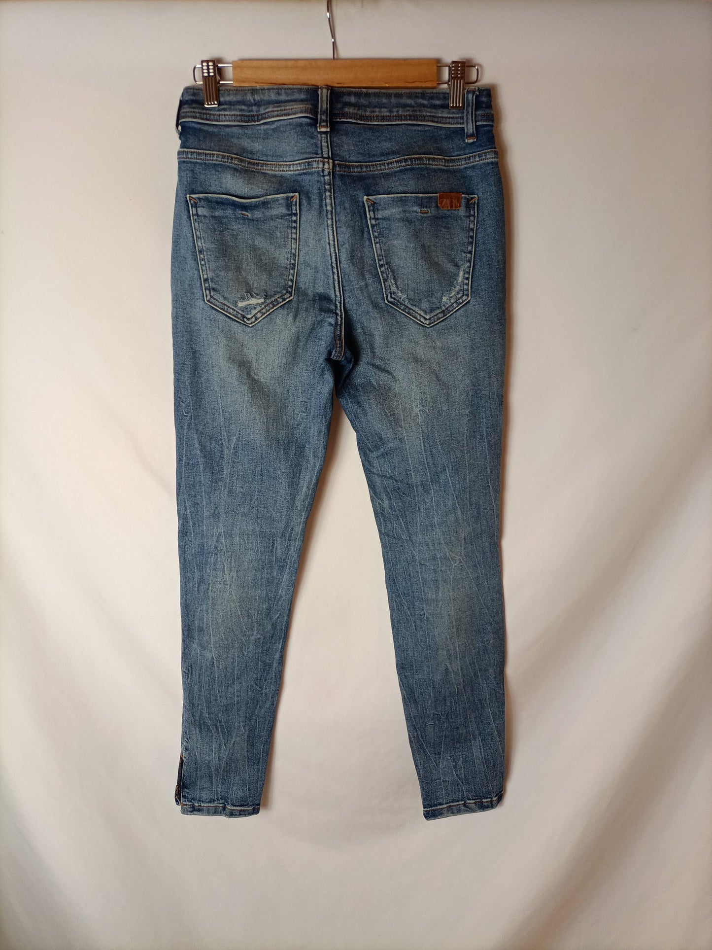 ZARA. Pantalón efecto desgastado  T.38