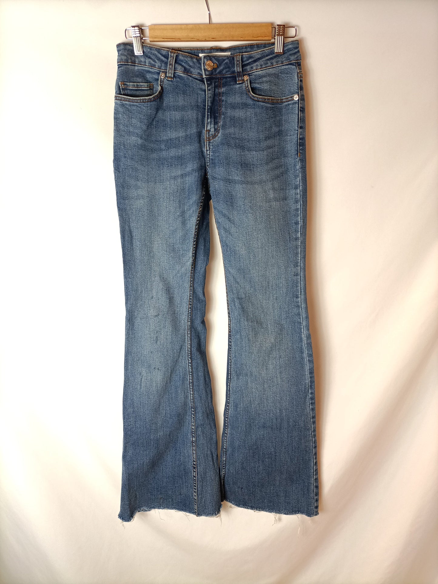 MANGO. Pantalón vaquero campana T.36