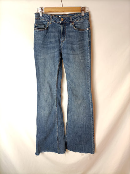 MANGO. Pantalón vaquero campana T.36