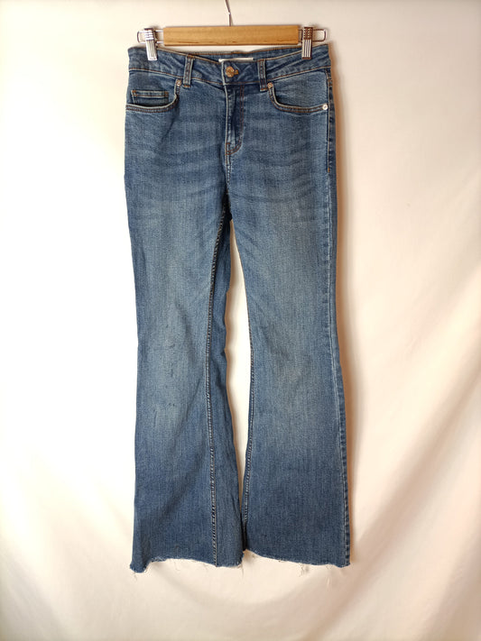 MANGO. Pantalón vaquero campana T.36