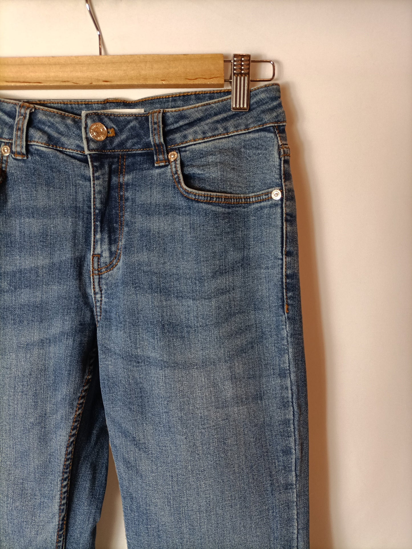 MANGO. Pantalón vaquero campana T.36