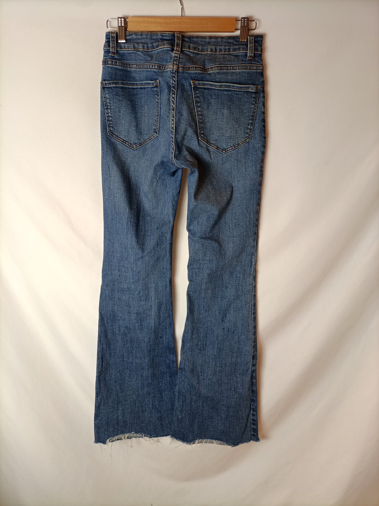 MANGO. Pantalón vaquero campana T.36