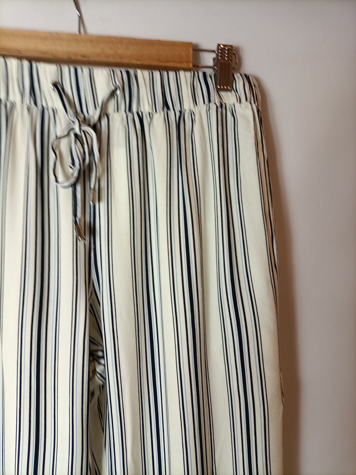 MANGO.Pantalones rayas relajados T.M