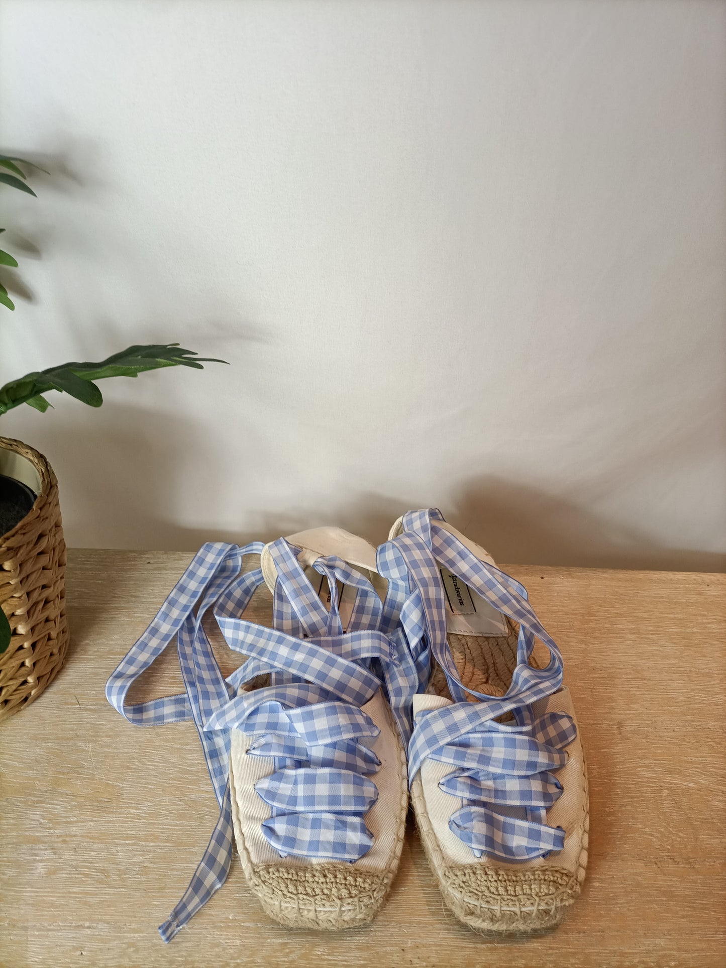 STRADIVARIUS.Cuñas blancas lazos cuadros T.37