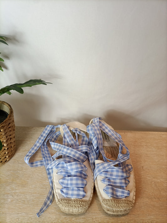 STRADIVARIUS.White wedges with checkered bows S.37