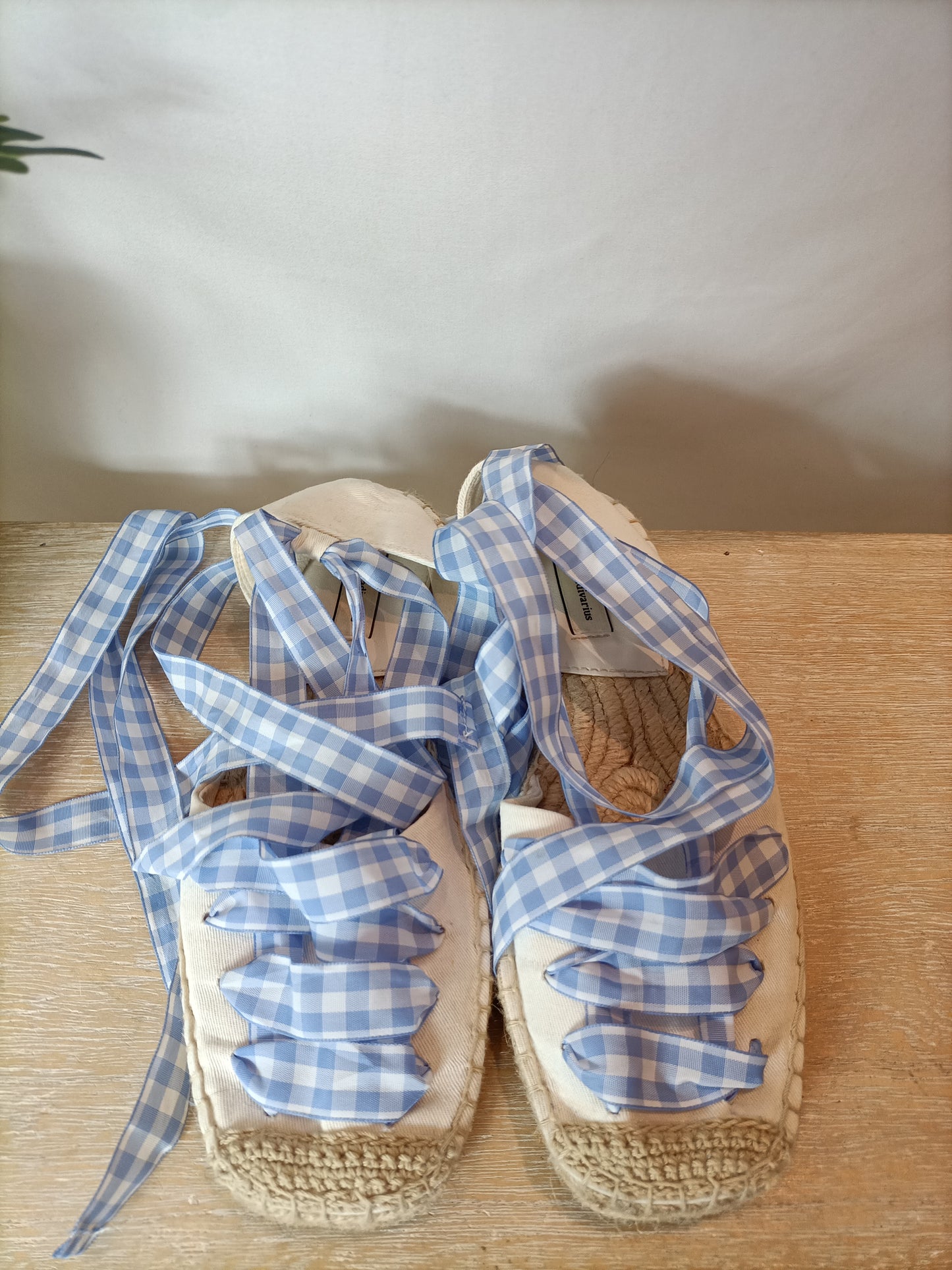 STRADIVARIUS.Cuñas blancas lazos cuadros T.37