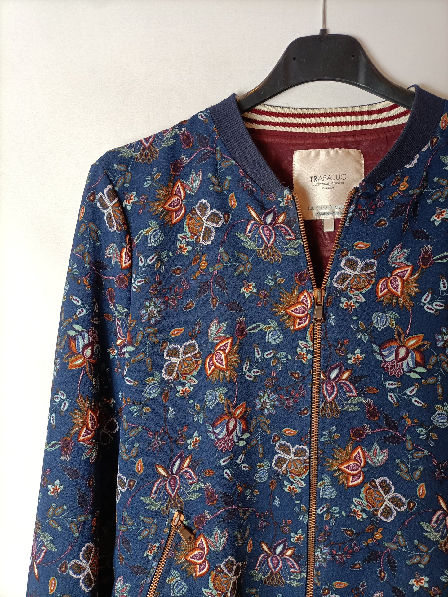 ZARA. Bomber fina estampada. T.S