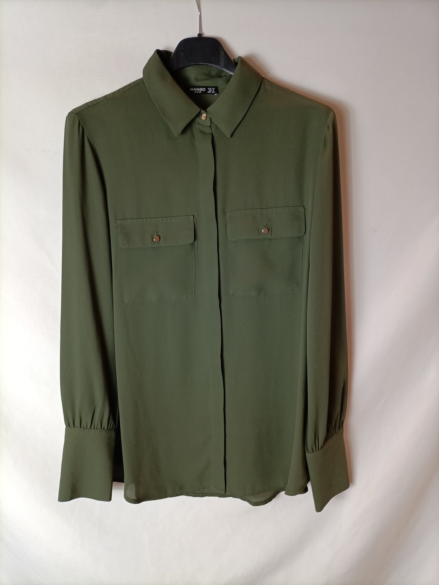 MANGO. Blusa fluida semitransparente verde. T.XS (S)
